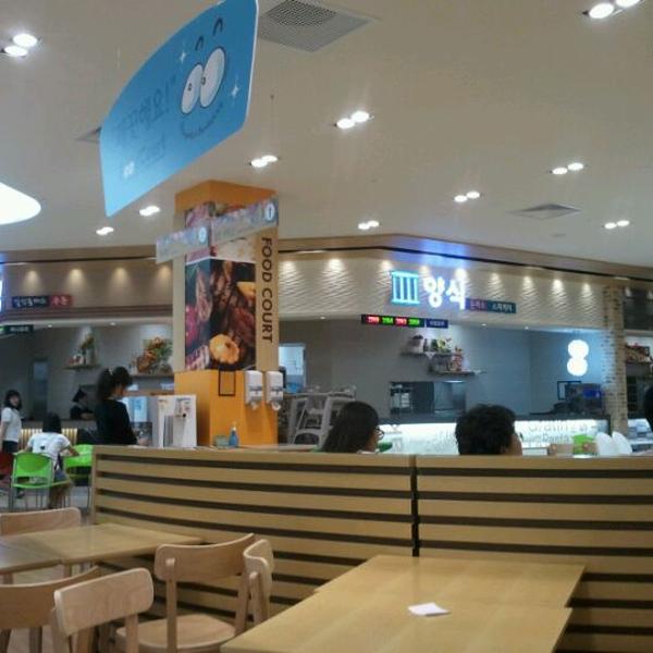Photo taken at 홈플러스 (Home Plus) by Munki P. on 8/29/2011