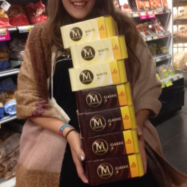 Photo taken at Proxy Delhaize by Liese