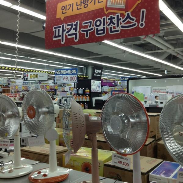 Photo taken at 롯데마트 (Lotte Mart) by Edward R. on 11/21/2012-首尔特别市东大门214清凉里乐天超市 Photo taken at 롯데마트 (Lotte Mart) by Edward R. on 11/21/2012