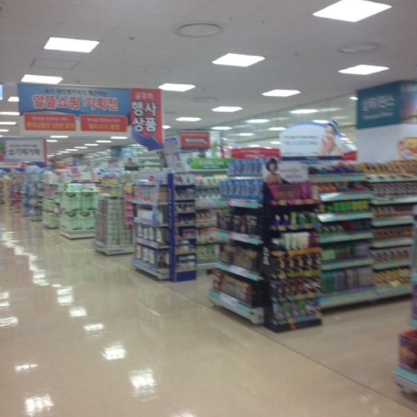 Photo taken at 롯데마트 (Lotte Mart) by 성갑 오. on 7/11/2012-首尔特别市东大门214清凉里乐天超市 Photo taken at 롯데마트 (Lotte Mart) by 성갑 오. on 7/11/2012