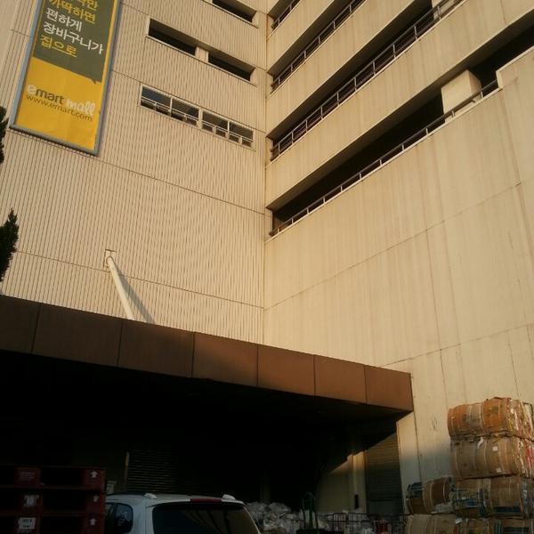 Photo taken at 이마트 (emart) by 김 홍. on 3/27/2013-庆尚南道昌原市昌原站易买得超市 Photo taken at 이마트 (emart) by 김 홍. on 3/27/2013