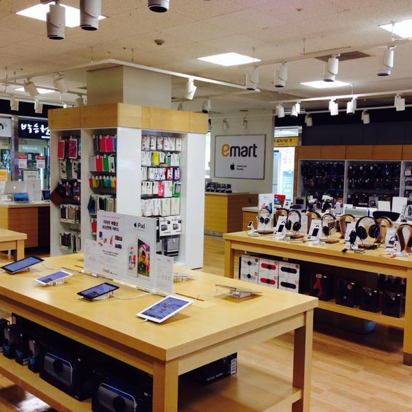 Photo taken at 이마트 (emart) by 이마트 애플샾 창. on 11/1/2013-庆尚南道昌原市昌原站易买得超市 Photo taken at 이마트 (emart) by 이마트 애플샾 창. on 11/1/2013