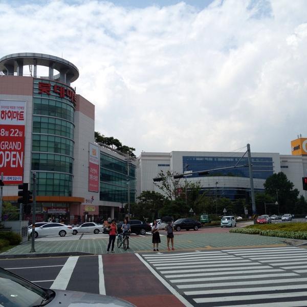 Photo taken at 이마트 (emart) by Stinson P. on 8/5/2013-庆尚南道昌原市昌原站易买得超市 Photo taken at 이마트 (emart) by Stinson P. on 8/5/2013