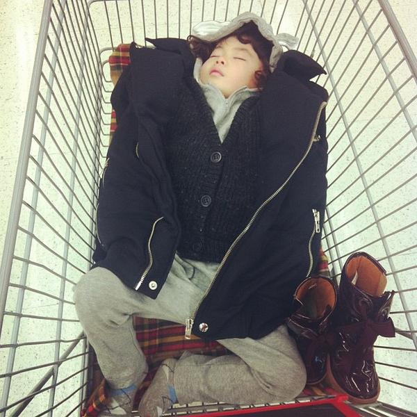 Photo taken at 이마트 (emart) by 세현 최. on 1/20/2013-庆尚南道昌原市昌原站易买得超市 Photo taken at 이마트 (emart) by 세현 최. on 1/20/2013