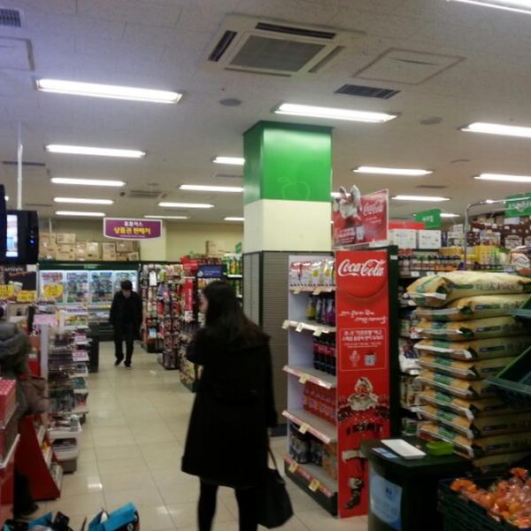 Photo taken at 홈플러스 익스프레스 (Home Plus Express) by Soomin(Simon) S. on 12/15/2012