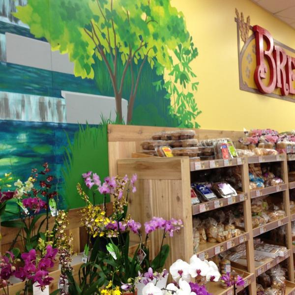 Photo taken at Trader Joe's by Sandra D. on 6/16/2013-佐治亚州亚特兰大梦露博士东北931(在第八街东北) Photo taken at Trader Joe's by Sandra D. on 6/16/2013