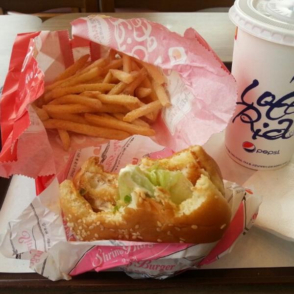 Photo taken at 롯데마트 (LOTTE MART) by 박광수 _. on 10/10/2012