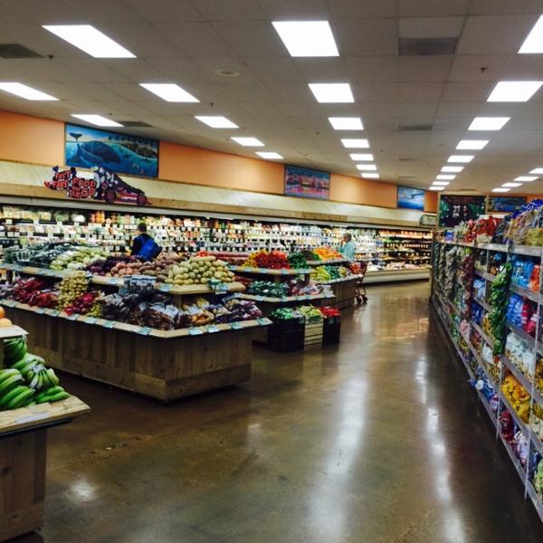 Photo taken at Trader Joe's by Özgür S. on 3/4/2015-加利福尼亚州长滩贝尔斯登街风铃草大道北2222号 Photo taken at Trader Joe's by Özgür S. on 3/4/2015