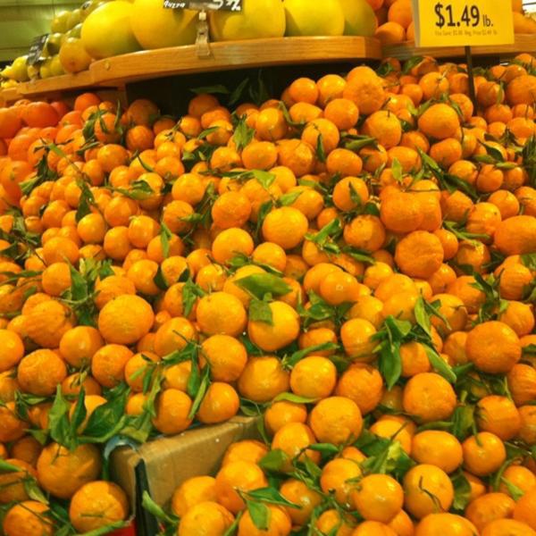 Photo taken at Whole Foods Market by Ruth O. on 3/24/2012-美国华盛顿州西雅图第64街东北1026 Photo taken at Whole Foods Market by Ruth O. on 3/24/2012