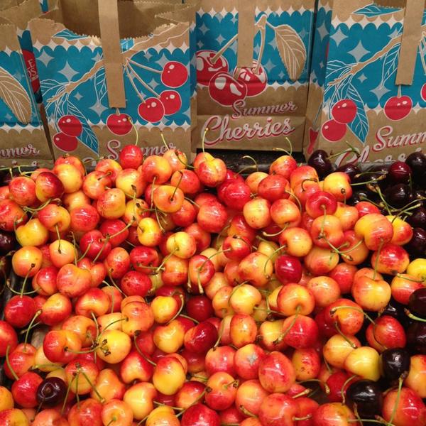 Photo taken at Whole Foods Market by Athene on 6/14/2013-加尼福尼亚圣莫尼卡威尔希尔大道500(在第5街) Photo taken at Whole Foods Market by Athene on 6/14/2013