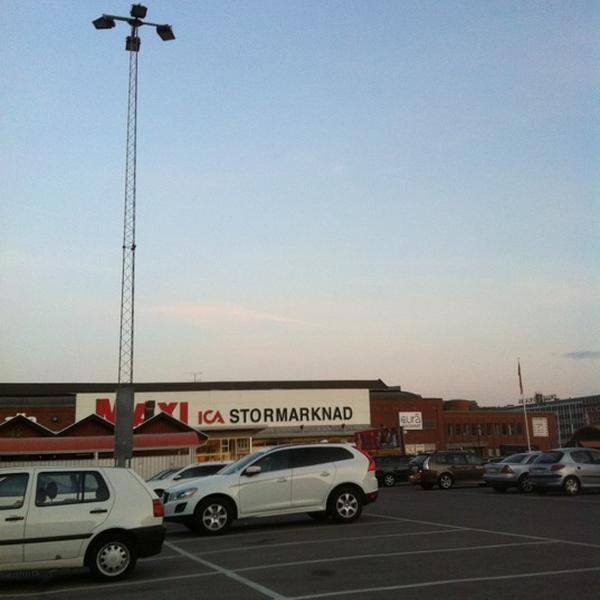 Photo taken at ICA Maxi by M H. on 5/25/2012