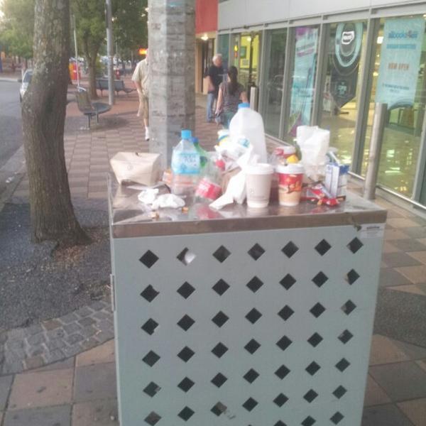 Photo taken at Woolworths by William B. on 12/17/2012-澳洲首都区2615霍尔特帕克斯博览会(哈德威克铬) Photo taken at Woolworths by William B. on 12/17/2012