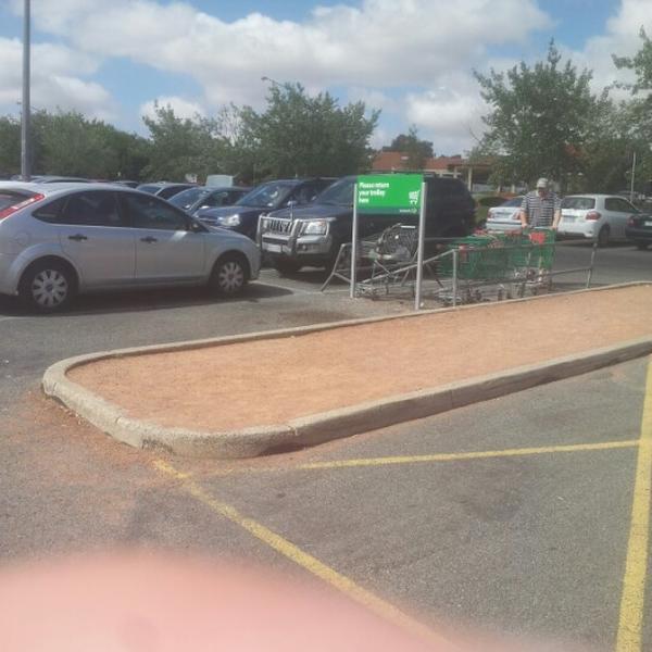 Photo taken at Woolworths by William B. on 1/25/2013-澳洲首都区2615霍尔特帕克斯博览会(哈德威克铬) Photo taken at Woolworths by William B. on 1/25/2013