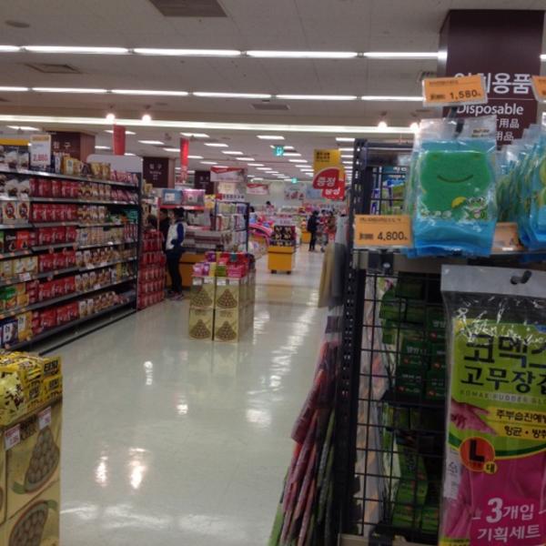 Photo taken at 이마트 / E-Mart by seungil P. on 2/19/2012-京畿道坡州市想党区10号易买得超市 Photo taken at 이마트 / E-Mart by seungil P. on 2/19/2012
