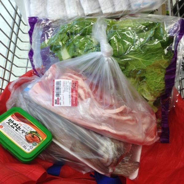 Photo taken at 이마트 / E-Mart by seungil P. on 2/17/2012-京畿道坡州市想党区10号易买得超市 Photo taken at 이마트 / E-Mart by seungil P. on 2/17/2012