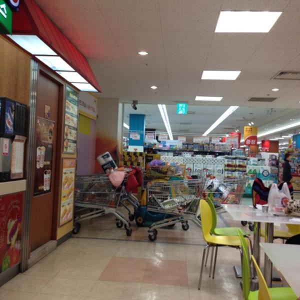 Photo taken at 이마트 / E-Mart by seungil P. on 2/13/2012-京畿道坡州市想党区10号易买得超市 Photo taken at 이마트 / E-Mart by seungil P. on 2/13/2012