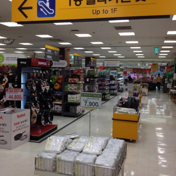 Photo taken at 이마트 / E-Mart by seungil P. on 7/7/2012