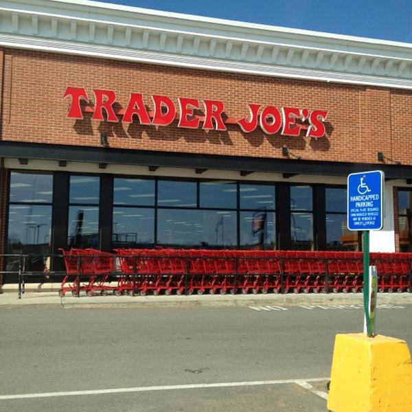 Trader Joe's乔氏连锁剑桥店 麻萨诸塞剑桥大肚鱼溪林荫道211（协和大道）