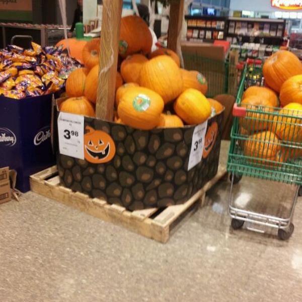 Photo taken at Woolworths by Tim on 10/25/2011-澳洲首都区2615霍尔特帕克斯博览会(哈德威克铬) Photo taken at Woolworths by Tim on 10/25/2011