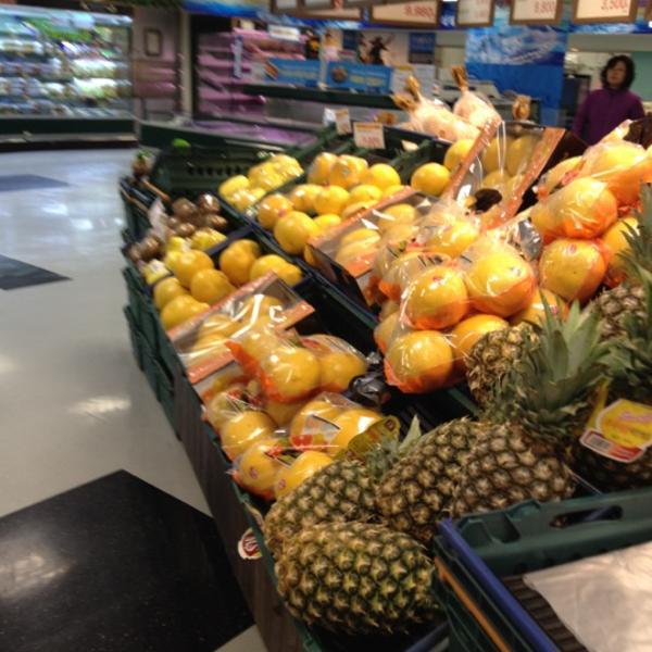 Photo taken at 이마트 (e-mart) by Karam J. on 4/15/2012-首尔特别市恩平区217易买得超市 Photo taken at 이마트 (e-mart) by Karam J. on 4/15/2012