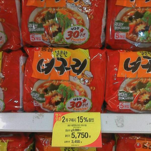 Photo taken at 홈플러스익스프레스(Home plus express) by Eungbong K. on 3/31/2012