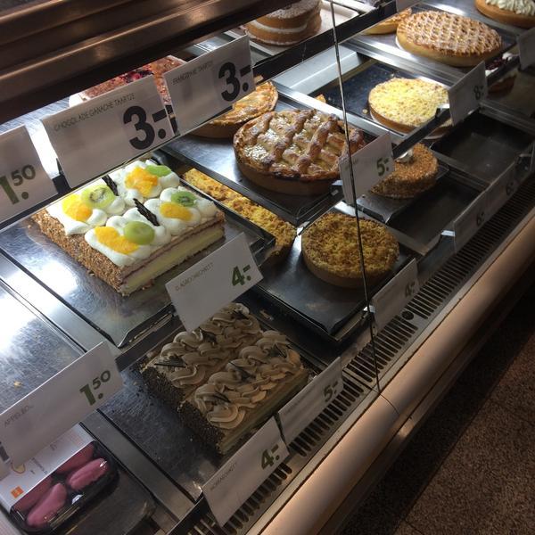 Photo taken at HEMA by Luc L. on 2/7/2015-荷兰乌特勒支武尔登佐恩达尔38-42 Photo taken at HEMA by Luc L. on 2/7/2015