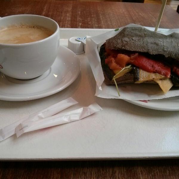 Photo taken at HEMA by Luc L. on 4/1/2014-荷兰乌特勒支武尔登佐恩达尔38-42 Photo taken at HEMA by Luc L. on 4/1/2014