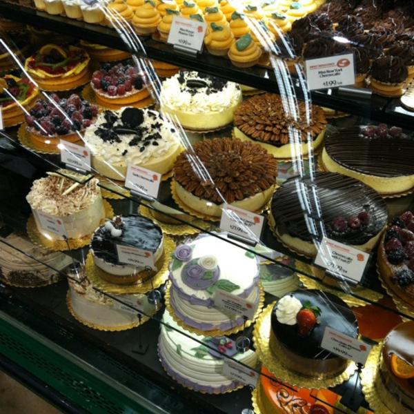 Photo taken at Whole Foods Market by Jason M. on 2/25/2012-马里兰 巴尔的摩舰队街1001(在美国埃克塞特街) Photo taken at Whole Foods Market by Jason M. on 2/25/2012