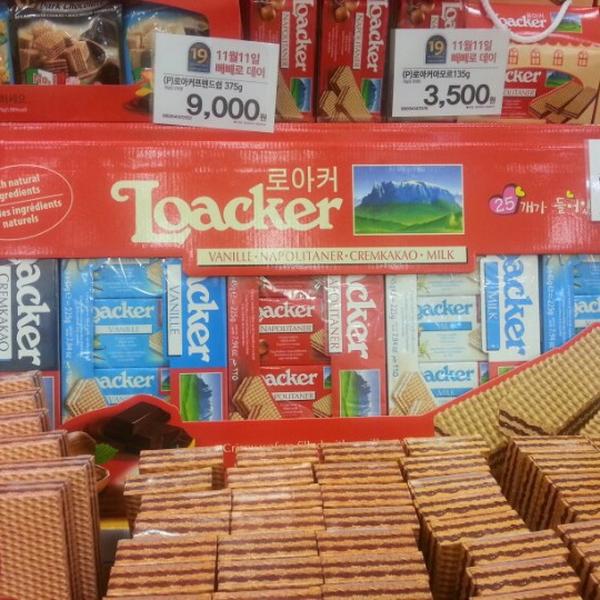 Photo taken at 이마트 (E-Mart) by S J. on 11/7/2012-京畿道城南盆塘区134易买得超市 Photo taken at 이마트 (E-Mart) by S J. on 11/7/2012