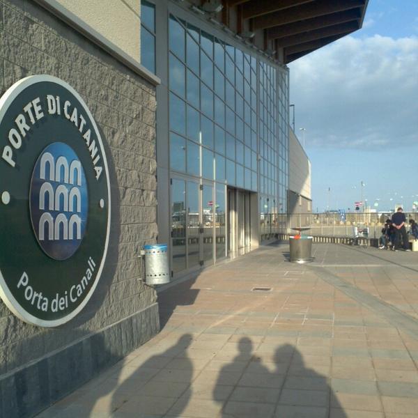 Photo taken at Auchan - Centro Commerciale Porte di Catania by Italy's M. on 3/17/2013-意大利西西里岛卡塔尼亚192国道盖索比安科84+500公里 Photo taken at Auchan - Centro Commerciale Porte di Catania by Italy's M. on 3/17/2013