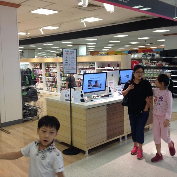 Photo taken at 이마트 (e-mart) by Natali-釜山广域市海云台511易买得超市 Photo taken at 이마트 (e-mart) by Natali