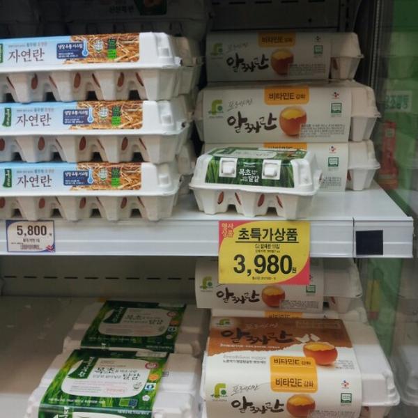 Photo taken at 홈플러스 익스프레스 (Home Plus Express) by Yongseok G. on 10/6/2012-首尔江南区狎鸥亭46街5-2号 Photo taken at 홈플러스 익스프레스 (Home Plus Express) by Yongseok G. on 10/6/2012