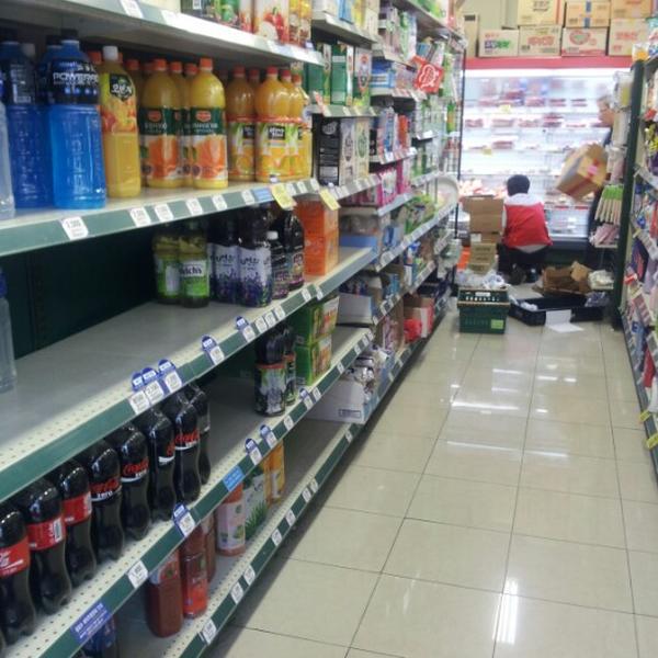 Photo taken at 홈플러스 익스프레스 (Home Plus Express) by Yongseok G. on 10/5/2012-首尔江南区狎鸥亭46街5-2号 Photo taken at 홈플러스 익스프레스 (Home Plus Express) by Yongseok G. on 10/5/2012