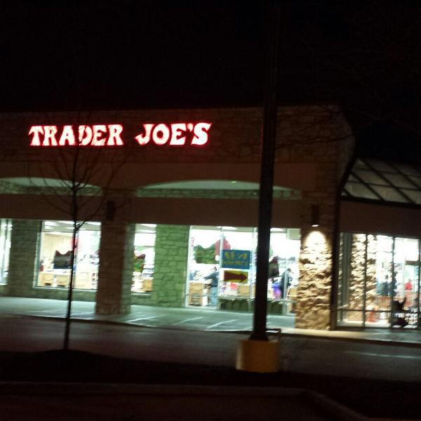 Photo taken at Trader Joe's by Tamon K. on 12/14/2014-俄亥俄 都柏林锯木厂路6355(在都柏林-威路) Photo taken at Trader Joe's by Tamon K. on 12/14/2014