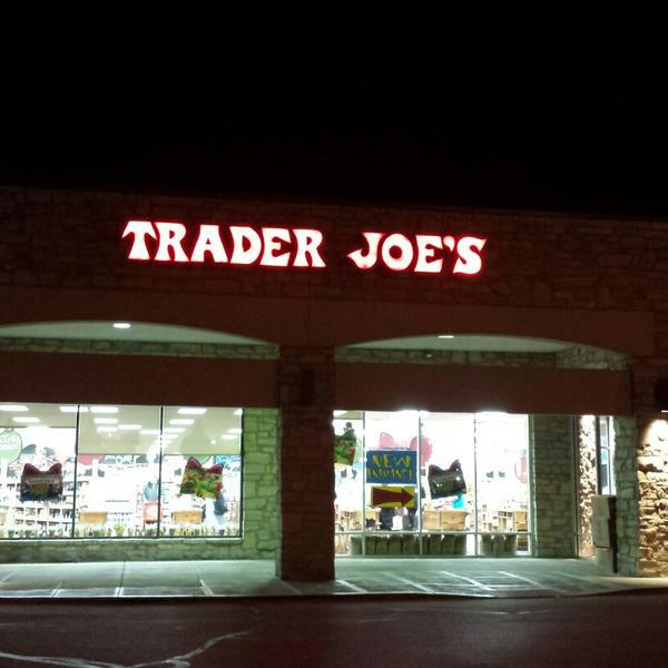 Photo taken at Trader Joe's by Tamon K. on 12/9/2014-俄亥俄 都柏林锯木厂路6355(在都柏林-威路) Photo taken at Trader Joe's by Tamon K. on 12/9/2014