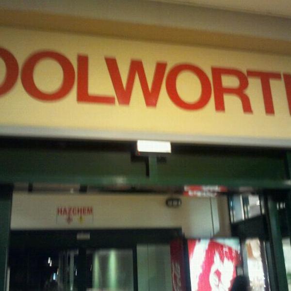 Photo taken at Woolworths by Hugo Marcelo P. on 5/19/2012
