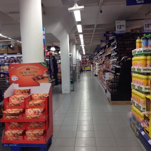 Photo taken at Rema 1000 by Tage F. on 6/16/2012