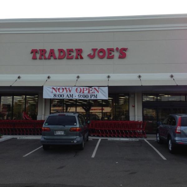Photo taken at Trader Joes by Justin S. on 9/27/2012-美国佛罗里达州萨拉索塔塔米亚米街南4101 Photo taken at Trader Joes by Justin S. on 9/27/2012
