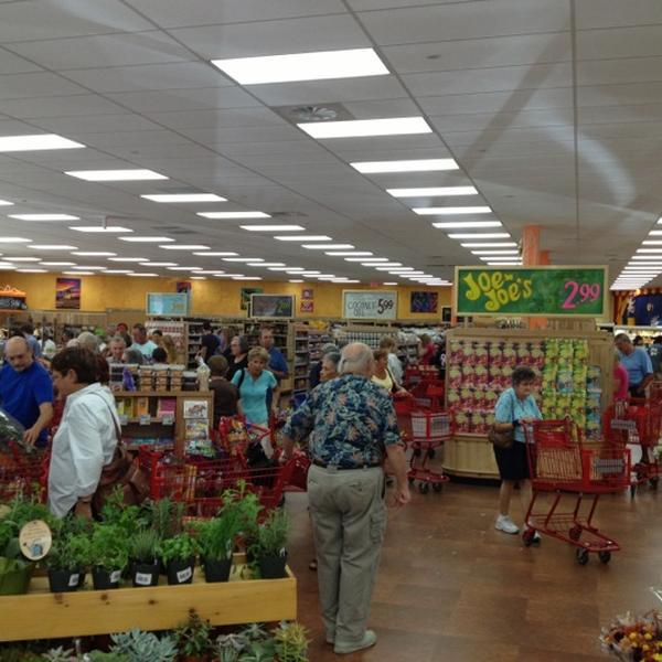 Photo taken at Trader Joes by Travis R. on 9/21/2012-美国佛罗里达州萨拉索塔塔米亚米街南4101 Photo taken at Trader Joes by Travis R. on 9/21/2012