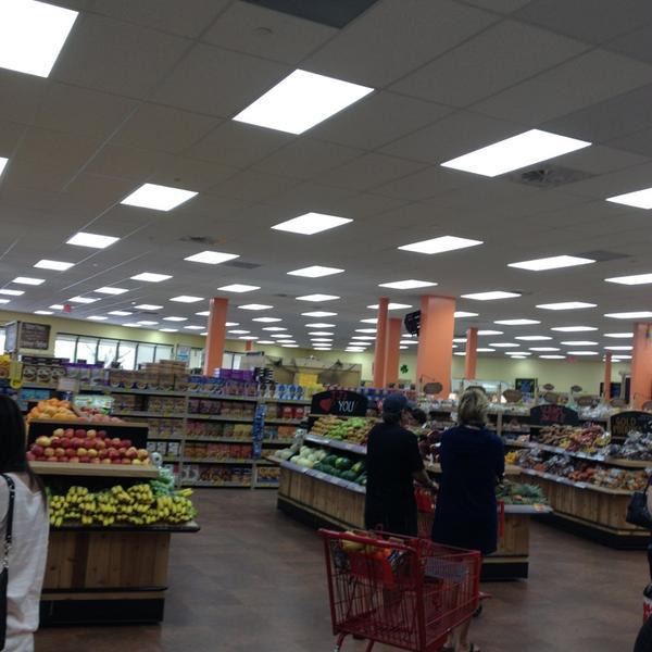 Photo taken at Trader Joes by Dave H. on 3/9/2013-美国佛罗里达州萨拉索塔塔米亚米街南4101 Photo taken at Trader Joes by Dave H. on 3/9/2013