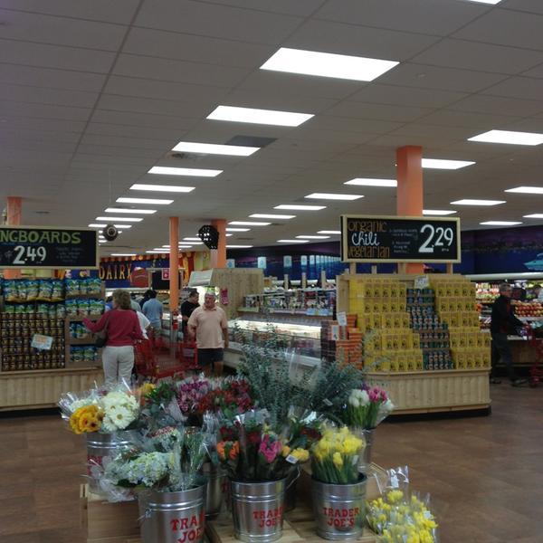 Photo taken at Trader Joes by Dave H. on 1/21/2013-美国佛罗里达州萨拉索塔塔米亚米街南4101 Photo taken at Trader Joes by Dave H. on 1/21/2013
