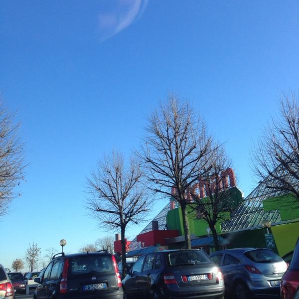 Photo taken at Centro Commerciale Auchan by -意大利伦巴第维莫德罗内11号国际公路上行229公里 Photo taken at Centro Commerciale Auchan by