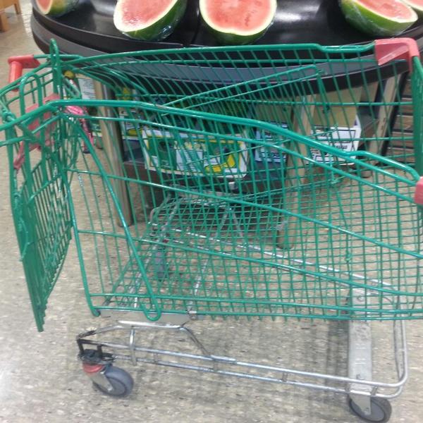 Photo taken at Woolworths by Chris H. on 3/16/2013-澳洲首都区2615霍尔特帕克斯博览会(哈德威克铬) Photo taken at Woolworths by Chris H. on 3/16/2013