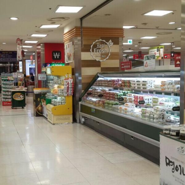 Photo taken at 롯데마트 (LOTTE Mart) by Kang-eon K. on 5/15/2015