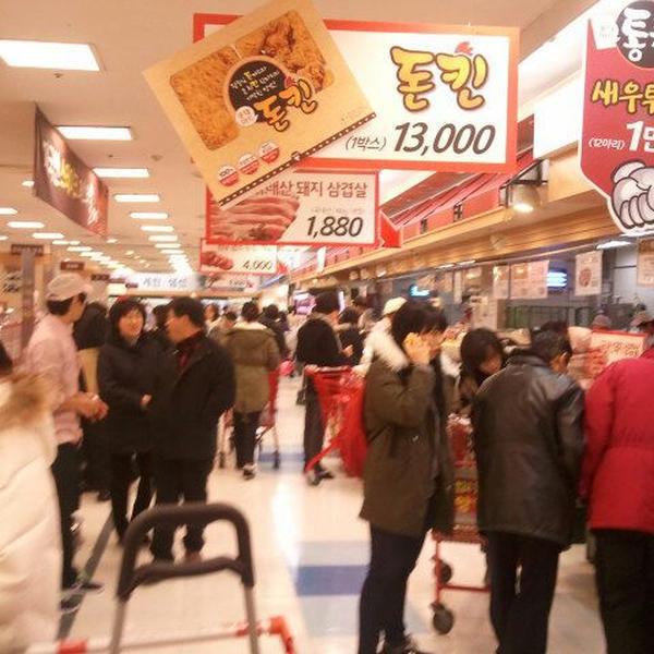 Photo taken at 롯데마트 (LOTTE Mart) by Hyoung Sun P. on 12/23/2011