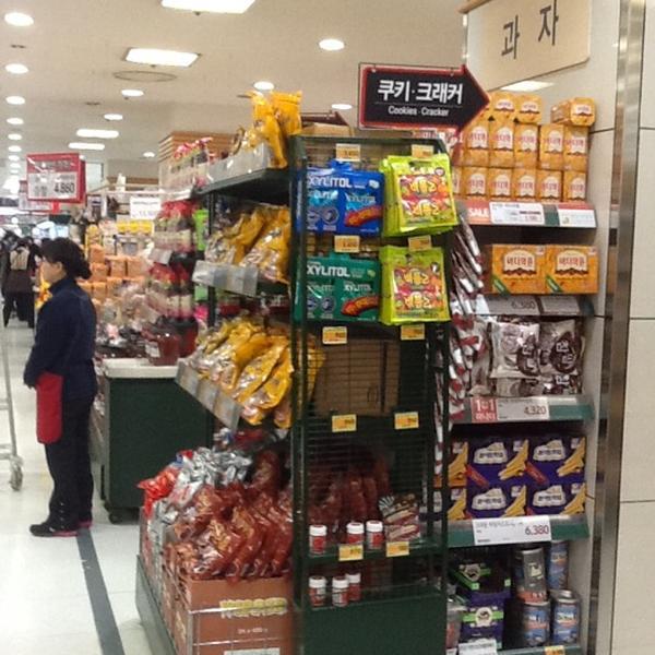 Photo taken at 롯데마트 (LOTTE Mart) by Chariya P. on 3/10/2012