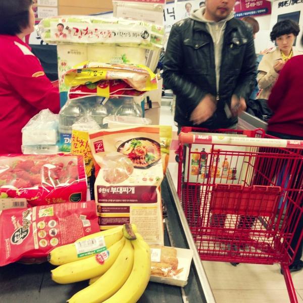 Photo taken at 롯데마트 (LOTTE Mart) by Mikyung L. on 4/19/2013