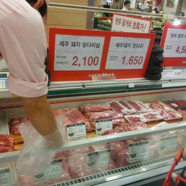 Photo taken at 롯데마트 (LOTTE Mart) by Yoon-seok O. on 10/2/2011