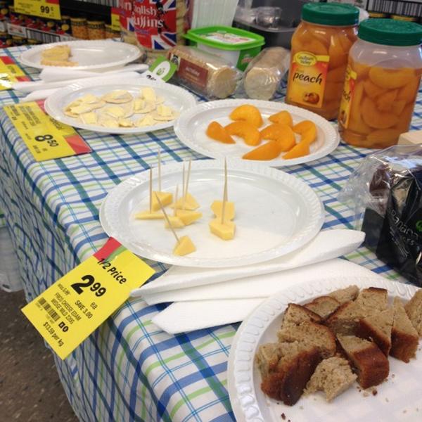 Photo taken at Woolworths by Shinta B. on 7/21/2012-澳大利亚澳大利亚首都特区堪培拉迪克森1 Photo taken at Woolworths by Shinta B. on 7/21/2012