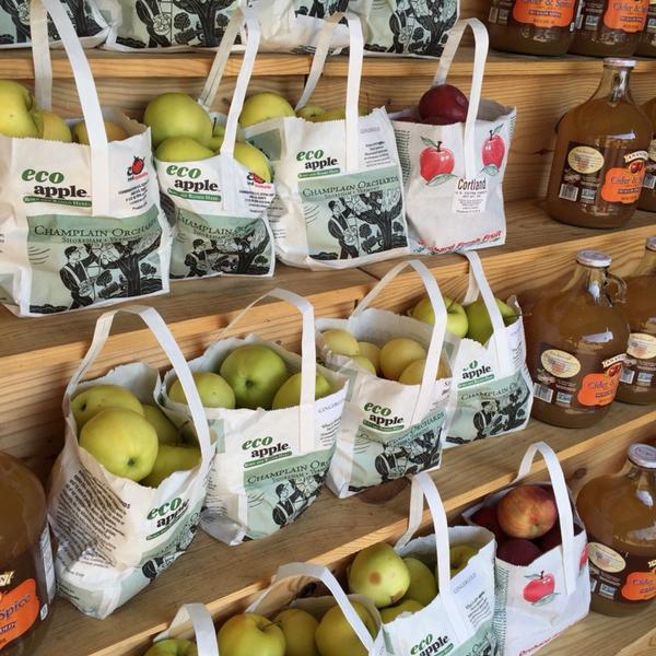 Photo taken at Whole Foods Market by Dianne H. on 10/7/2014-阿肯色小岩城罗德尼·帕勒姆路10700(在盖茨街道) Photo taken at Whole Foods Market by Dianne H. on 10/7/2014